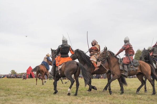 Quizás la parte más espectacular del evento fue la actuación del XXV Festival Histórico-Militar Internacional Campo de Kulikovo, que ofrecieron una reconstrucción de la batalla entre las tropas rusas bajo el mando del gran príncipe de Moscú, Dmitri, que acabó recibiendo el apodo de Donskói, y los tártaros-mongoles liderados por el Kan Mamái.  - Sputnik Mundo