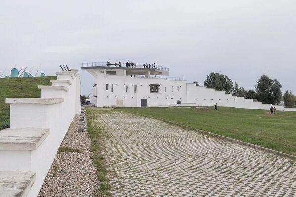 La Batalla de Kulikovo tiene tal importancia en la historia de Rusia, que su aniversario se ha asociado al Día del Honor Militar, que desde el 1995 se celebra en Rusia cada 21 de septiembre. En la foto: el museo y mirador en el campo de Kulikovo en la región rusa de Tula.   - Sputnik Mundo