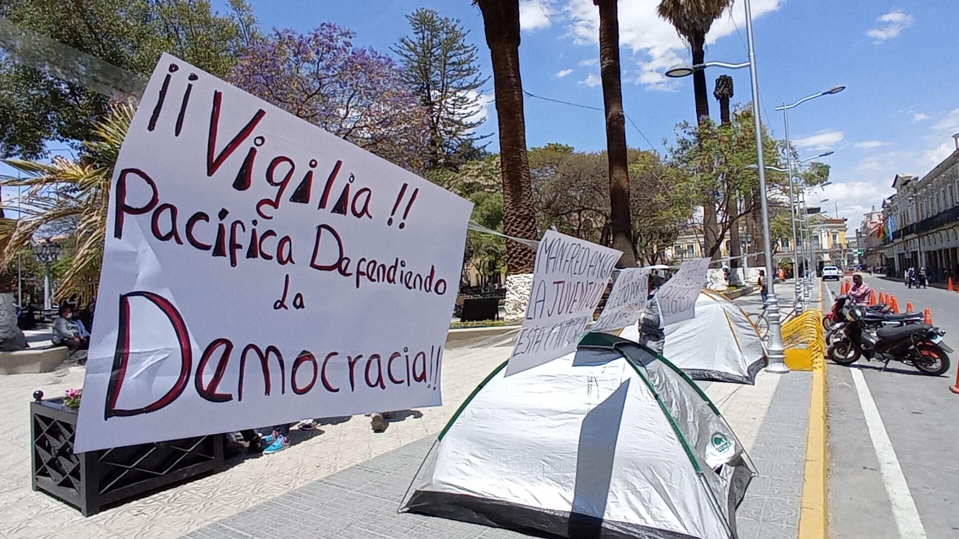 Vigilia frente a la Alcaldía de Cochabamba en defensa de la gestión del alcalde, Manfred Reyes Villa - Sputnik Mundo, 1920, 21.09.2021