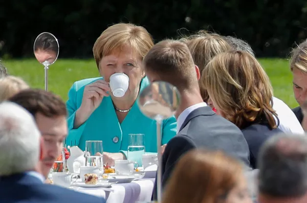 Forbes ha reconocido 10 veces seguidas a Angela Merkel como la mujer más influyente del mundo y The Times la incluyó dos veces en la lista de las 100 personas más influyentes del planeta.En la foto: Angela Merkel en una recepción para conmemorar el 70 aniversario de la Constitución alemana en el jardín del Palacio Presidencial Bellevue en Berlín (Alemania), en el 2019. - Sputnik Mundo