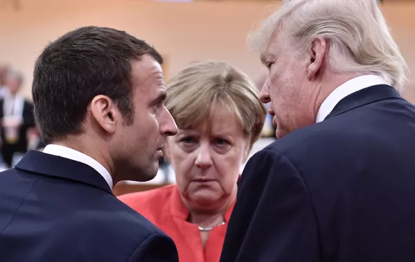 Las reformas más notables del Gobierno de Merkel fueron la abolición del servicio militar obligatorio (el Ejército cambió a una forma de contrato y se redujo en número), el abandono de la energía nuclear y la ley sobre el matrimonio entre personas del mismo sexo.En la foto: la canciller alemana, Angela Merkel, el presidente de Estados Unidos, Donald Trump, y el presidente francés, Emmanuel Macron, durante la reunión del G20 en Hamburgo (Alemania), en el 2017. - Sputnik Mundo