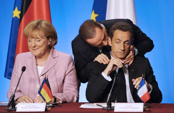 El 16 de enero del 2021, en el congreso de la CDU, se eligió un nuevo líder del partido, Armin Laschet, de 59 años.En la foto: la canciller alemana Angela Merkel, el presidente francés Nicolas Sarkozy y el primer ministro italiano Silvio Berlusconi durante una reunión de trabajo en París (Francia), en el 2008. - Sputnik Mundo