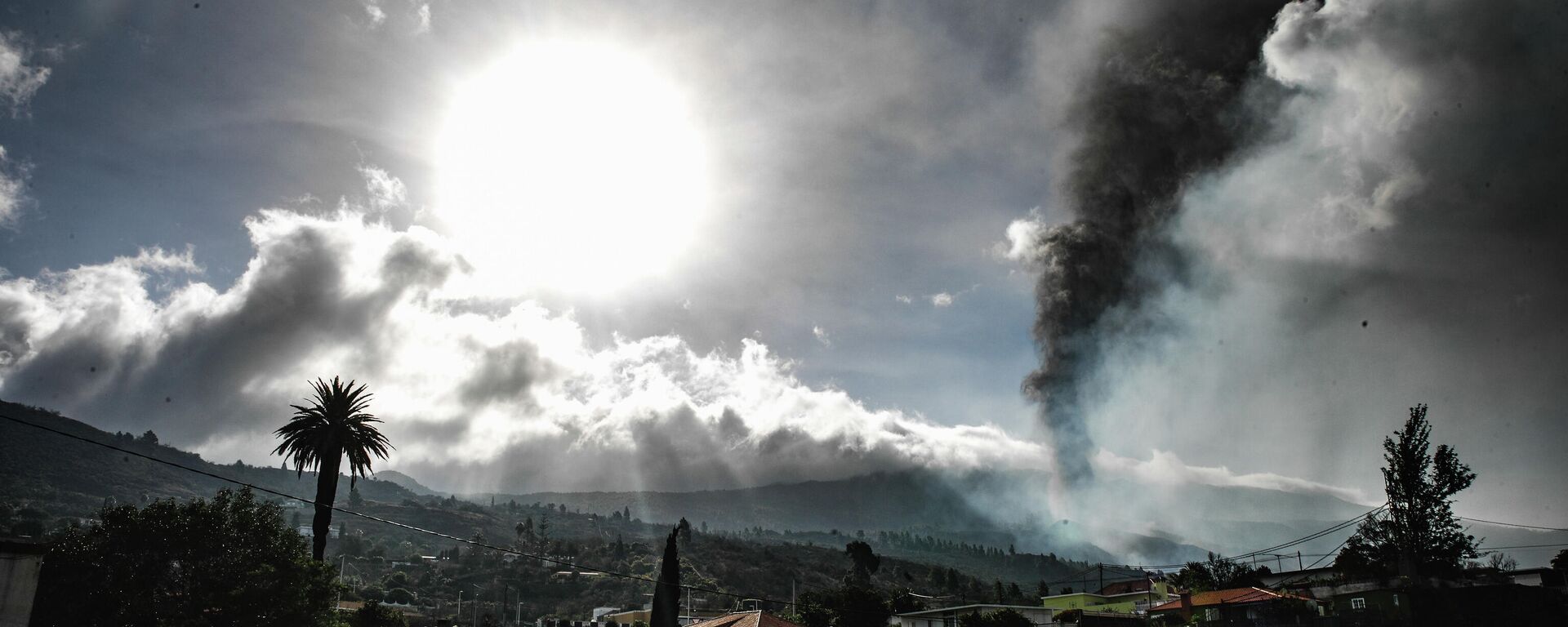 El volcán de La Palma visto desde el núcleo urbano de Todoque - Sputnik Mundo, 1920, 21.09.2021