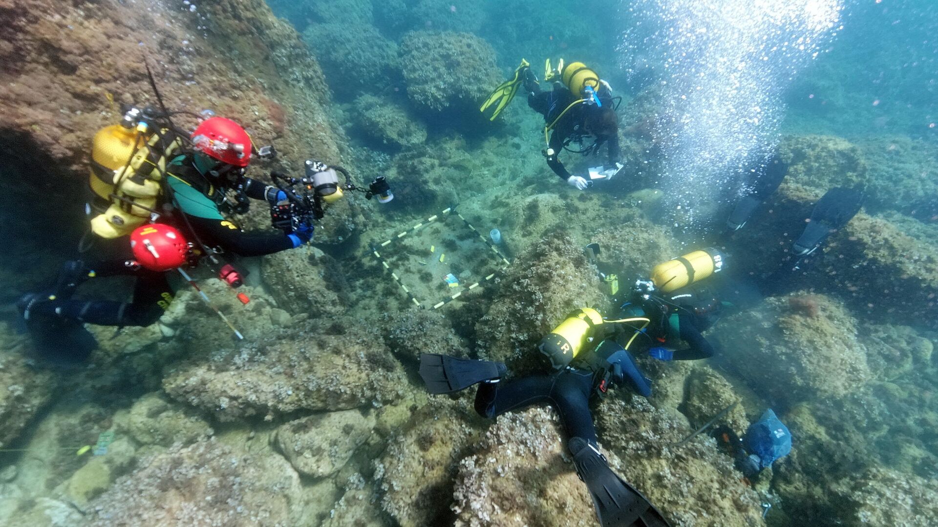 Arqueólogos investigando la zona del hallazgo de las monedas romanas en Jávea - Sputnik Mundo, 1920, 22.09.2021