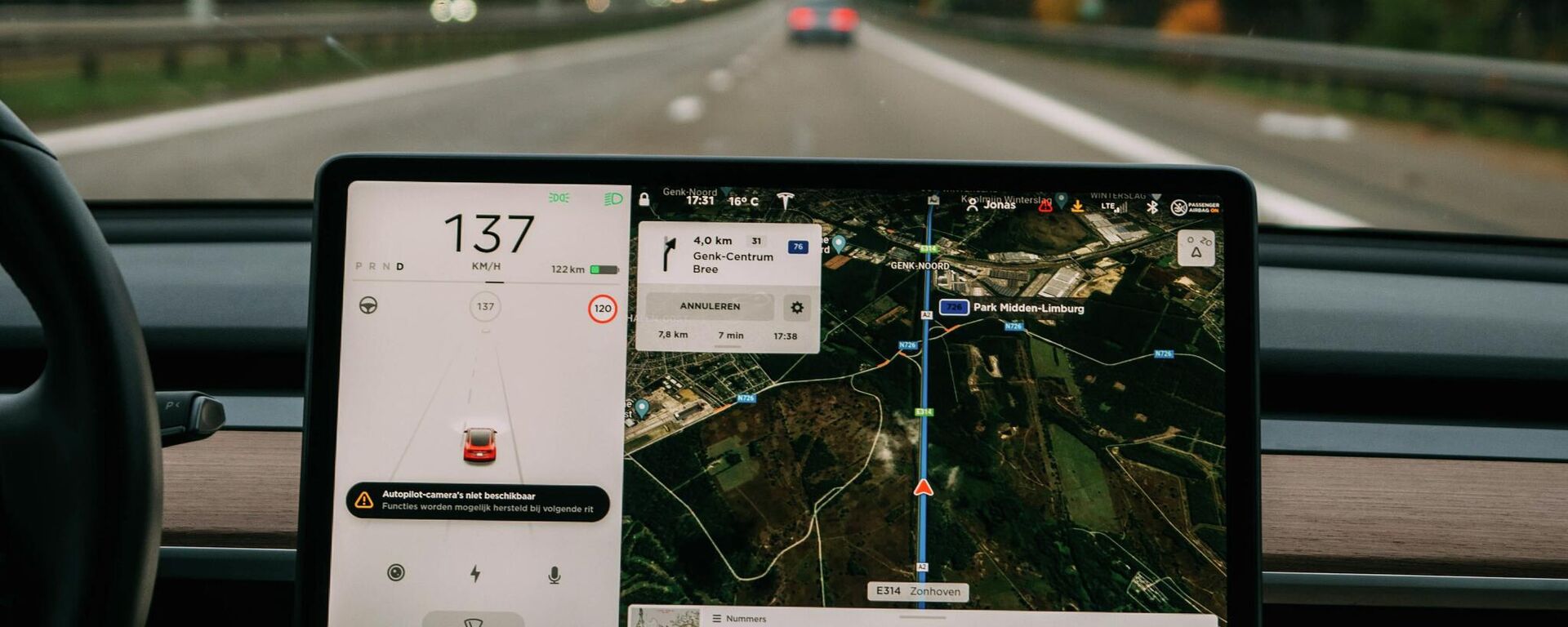 El interior de un vehículo de Tesla - Sputnik Mundo, 1920, 22.09.2021