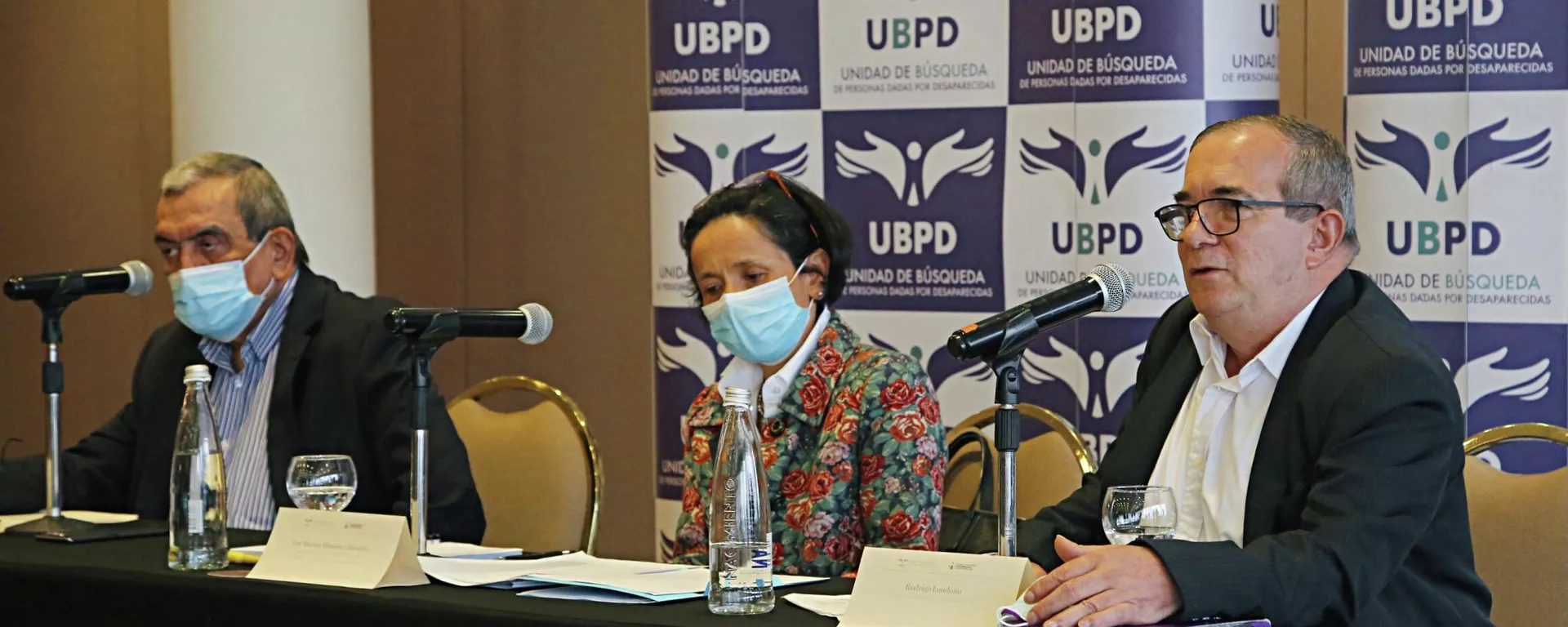 Mauricio Jaramillo (izquierda) y Rodrigo Londoño (der.), antiguo jefe máximo de las FARC, entregaron en julio pasado información sobre casos priorizados ante Luz Marina Monzón (centro), directora de la Unidad de Búsqueda de Personas Dadas por Desaparecidas.
Mauricio Jaramillo (izquierda) y Rodrigo Londoño (der.), antiguo jefe máximo de las FARC, entregaron en julio pasado información sobre casos priorizados ante Luz Marina Monzón (centro), directora de la Unidad de Búsqueda de Personas Dadas por Desaparecidas.
- Sputnik Mundo, 1920, 22.09.2021