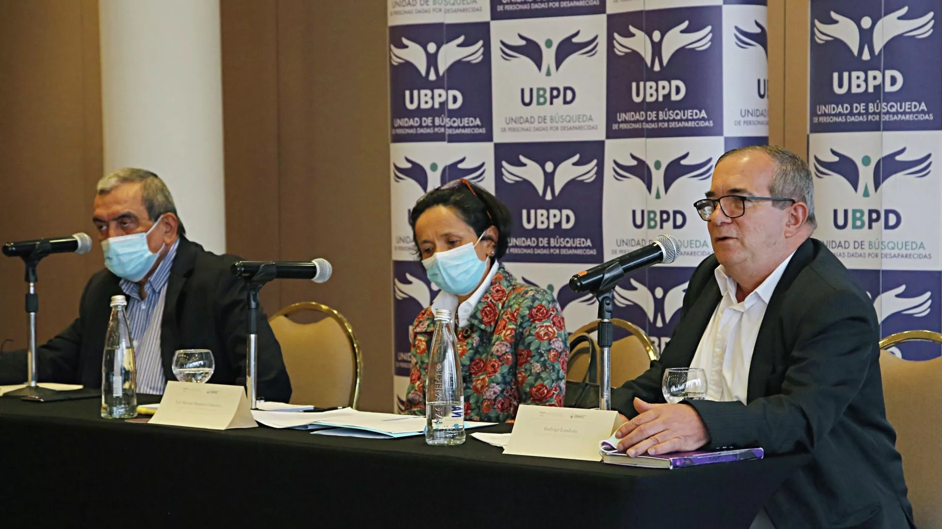 Mauricio Jaramillo (izquierda) y Rodrigo Londoño (der.), antiguo jefe máximo de las FARC, entregaron en julio pasado información sobre casos priorizados ante Luz Marina Monzón (centro), directora de la Unidad de Búsqueda de Personas Dadas por Desaparecidas.
Mauricio Jaramillo (izquierda) y Rodrigo Londoño (der.), antiguo jefe máximo de las FARC, entregaron en julio pasado información sobre casos priorizados ante Luz Marina Monzón (centro), directora de la Unidad de Búsqueda de Personas Dadas por Desaparecidas.
- Sputnik Mundo, 1920, 22.09.2021