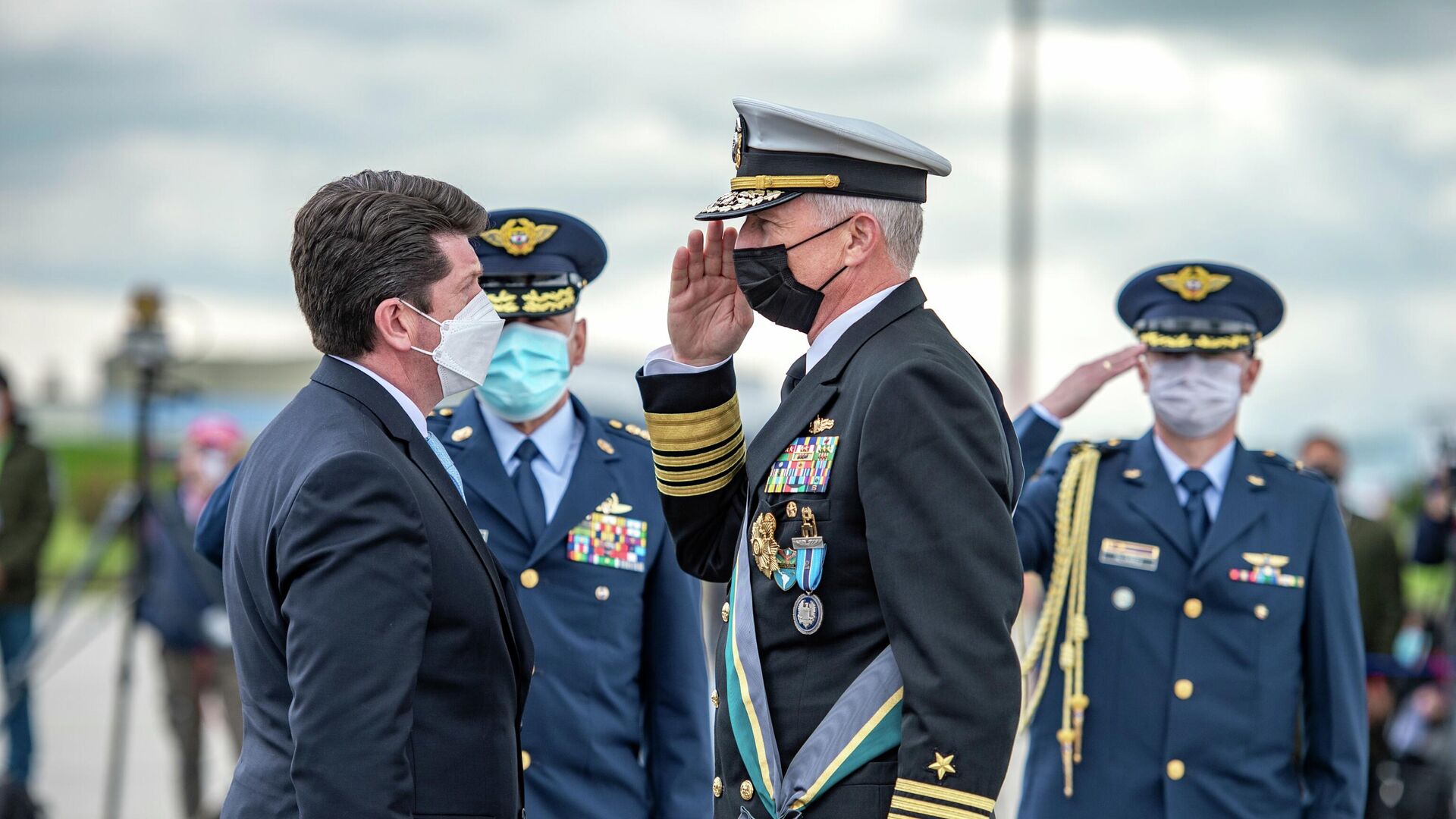 El ministro de Defensa colombiano, Diego Molano, condecorando al almirante Craig Faller, jefe del Comando Sur de EEUU El ministro de Defensa colombiano, Diego Molano, condecorando al almirante Craig Faller, jefe del Comando Sur de EEUU - Sputnik Mundo, 1920, 23.09.2021