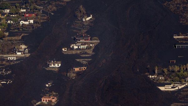 La colada volcánica a su paso por el valle de Aridane (La Palma) - Sputnik Mundo