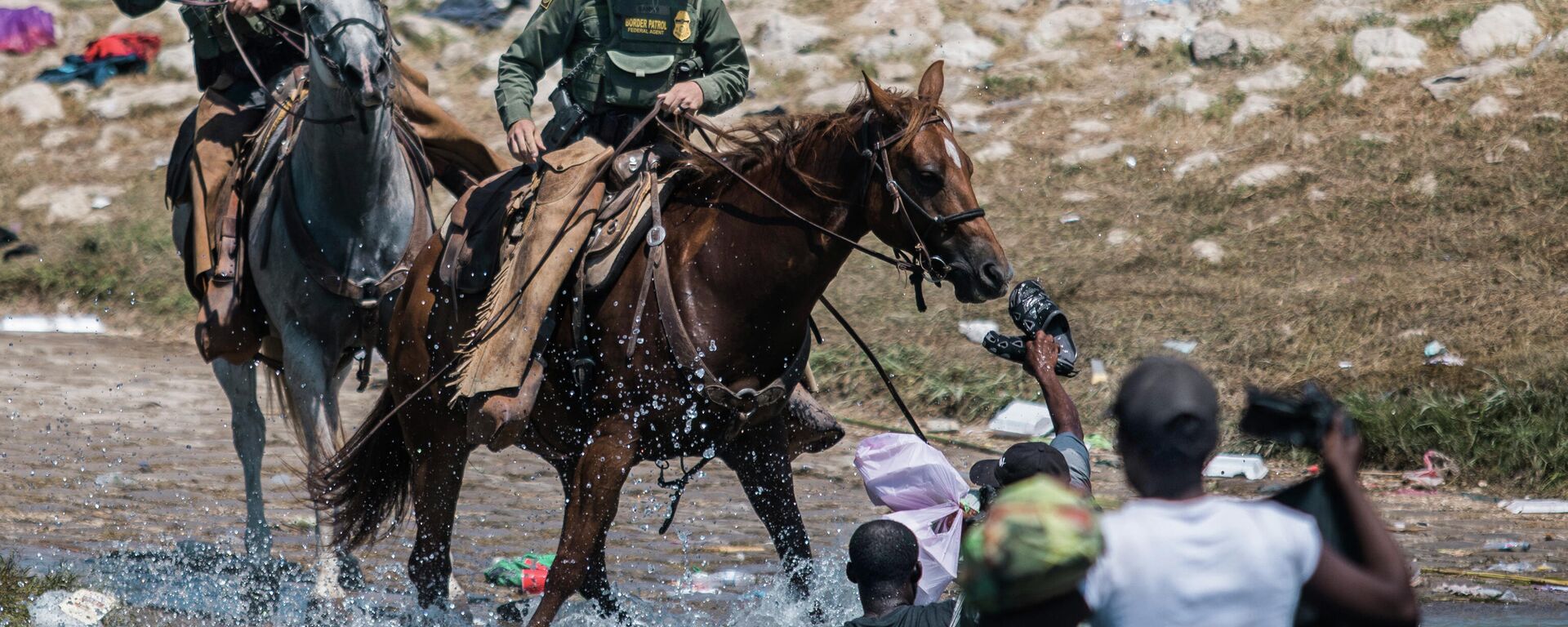 Los migrantes haitianos en la frontera sur de EEUU perseguidos y detenidos por oficiales de la patrulla fronteriza a caballo - Sputnik Mundo, 1920, 30.06.2022