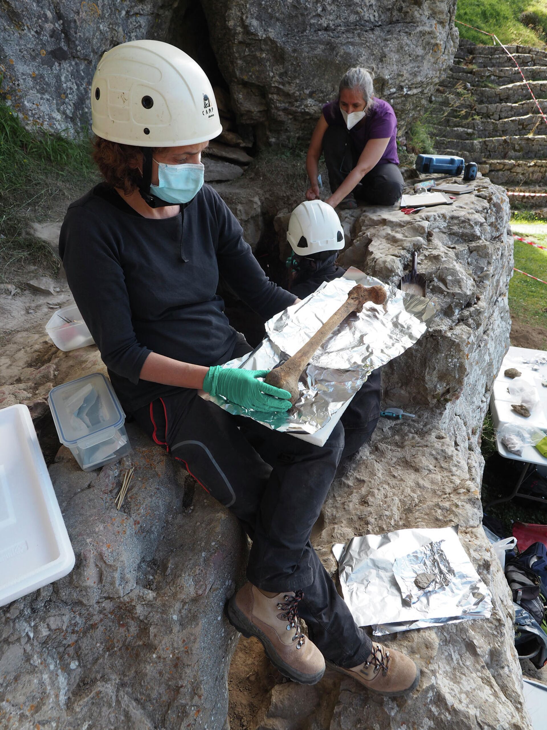 Extracción de un hueso de la tumba hallada cerca de la ermita de San Tirso y San Bernabé (Burgos) - Sputnik Mundo, 1920, 24.09.2021