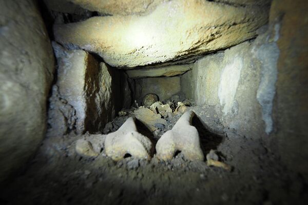Interior de la estructura de lajas en las que reposaba el esqueleto (Burgos) - Sputnik Mundo