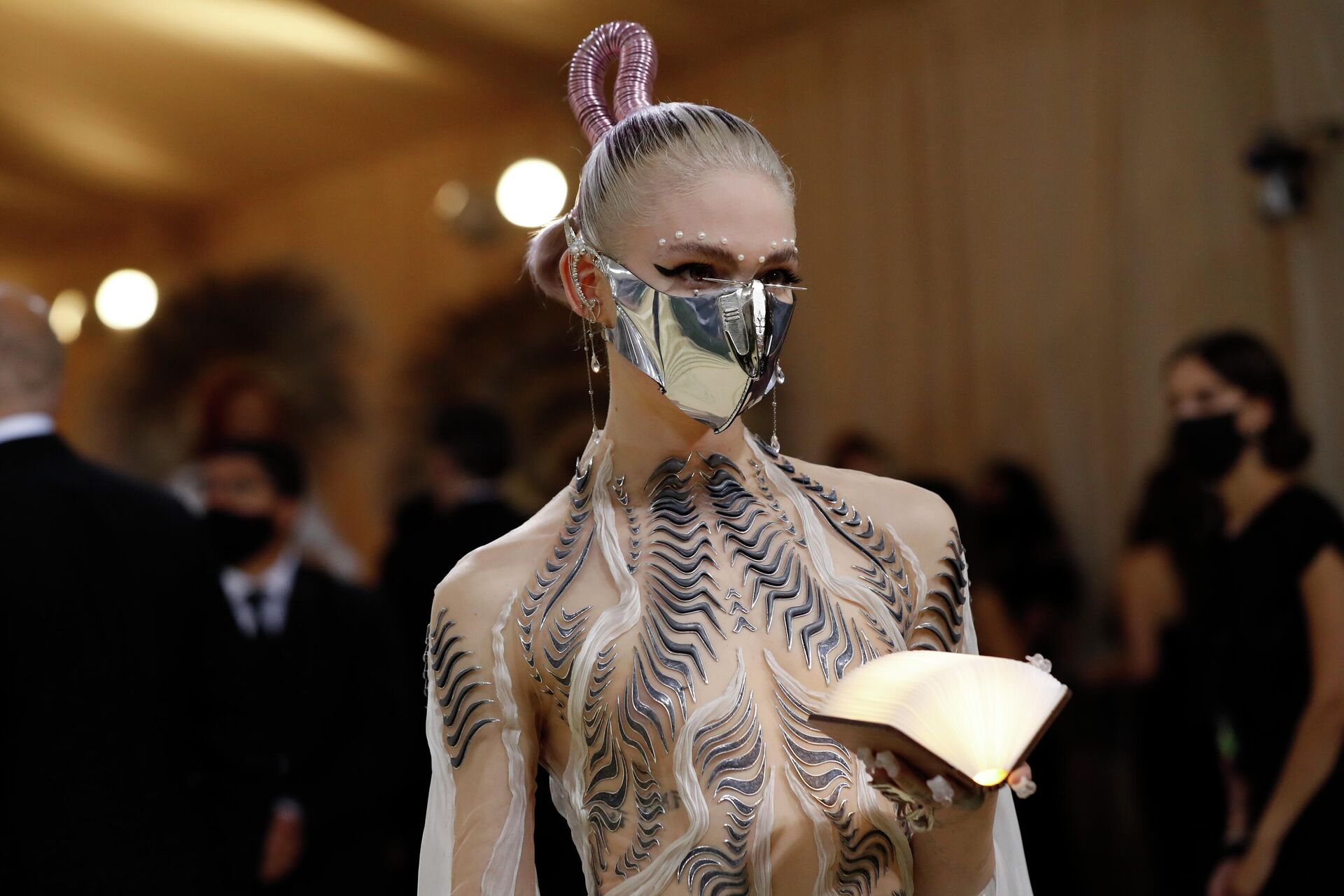 Grimes, cantante canadiense, en la gala del Museo Metropolitano de Arte de 2021 - Sputnik Mundo, 1920, 24.09.2021