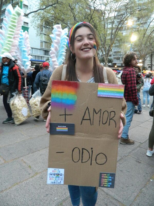 &quot;Más amor y menos odio&quot;, una de las consignas que lucían los carteles en la marcha.  - Sputnik Mundo