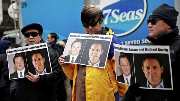 Manifestantes co retratos de Michael Kovrig y Michael Spavor en Canadá - Sputnik Mundo