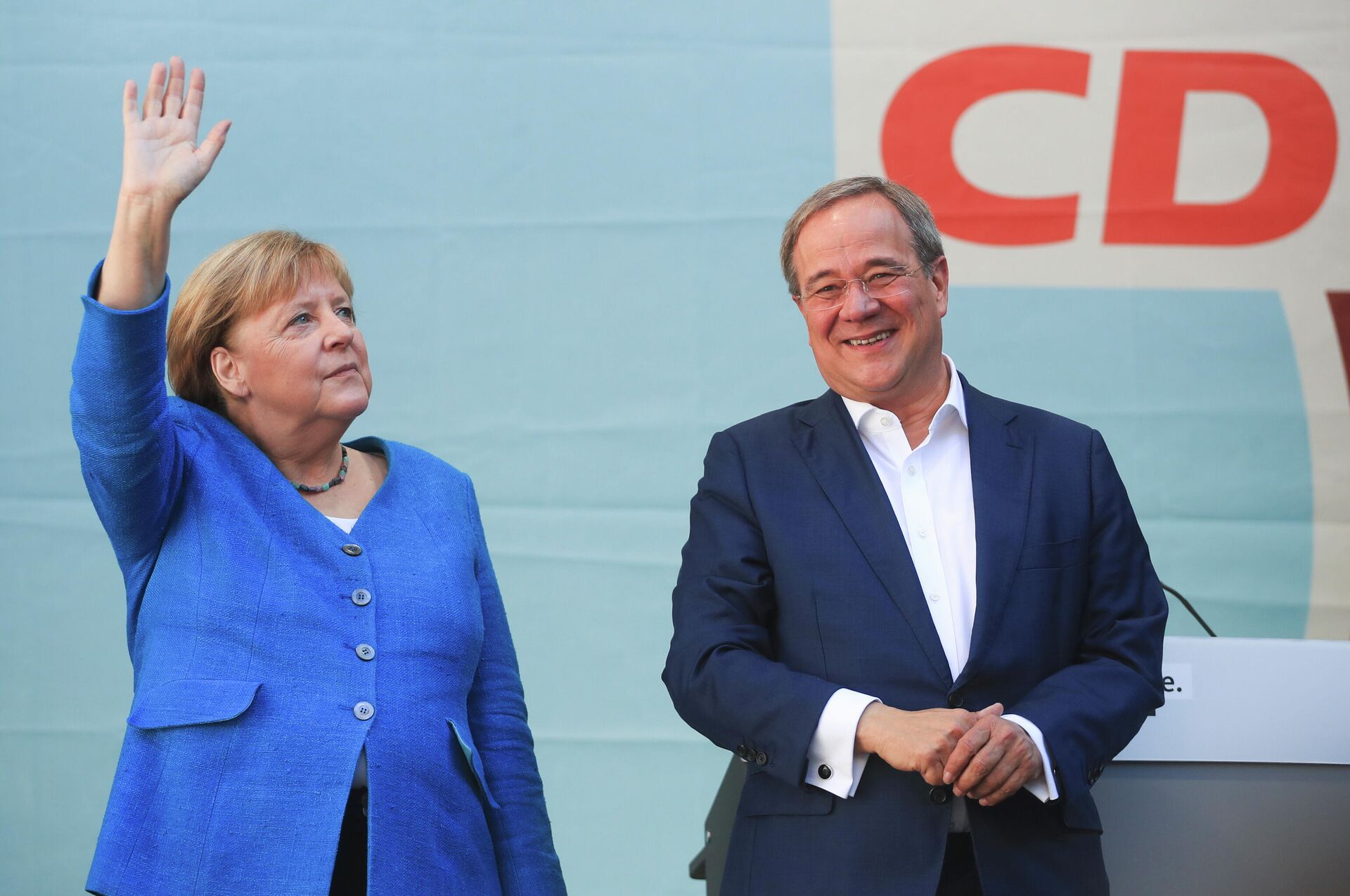 La canciller alemana, Angela Merkel, y el primer ministro del estado de Renania del Norte-Westfalia, líder del partido Unión Demócrata Cristiana (CDU) y candidato a canciller, Armin Laschet, asisten a un mitin antes de las elecciones parlamentarias celebradas el 26 de septiembre, en la ciudad de Aquisgrán, el 25 de septiembre de 2021 - Sputnik Mundo, 1920, 26.09.2021
