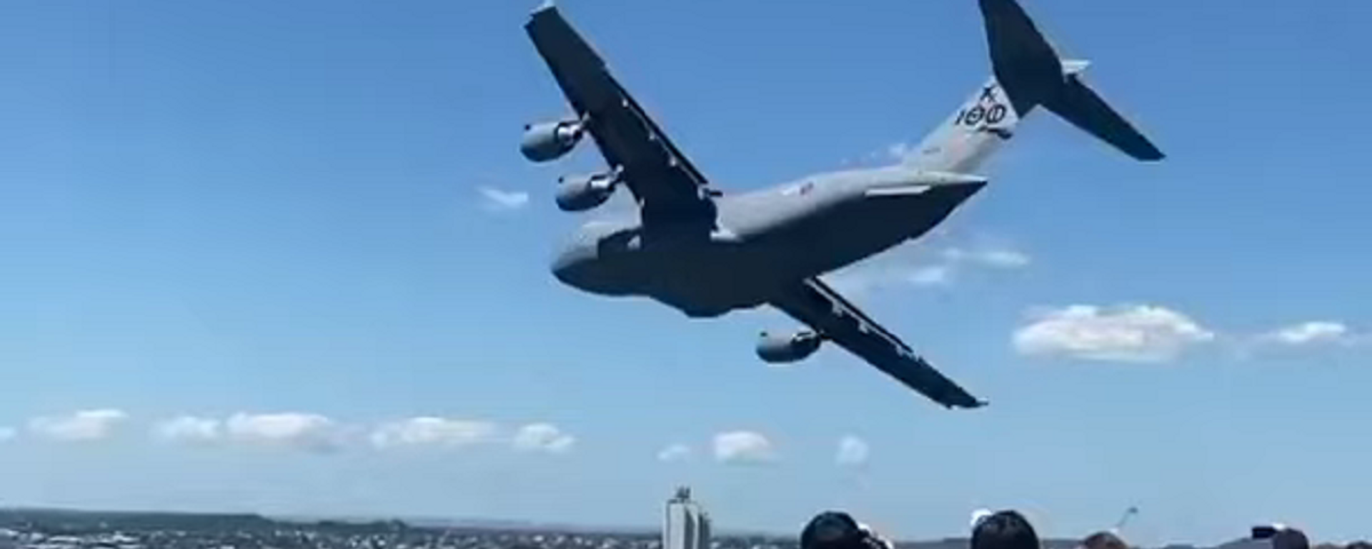 Un avión militar vuela sobre un río y entre rascacielos en la ciudad australiana de Brisbane, como parte de los ensayos del popular desfile anual Sunsuper Riverfire - Sputnik Mundo, 1920, 26.09.2021