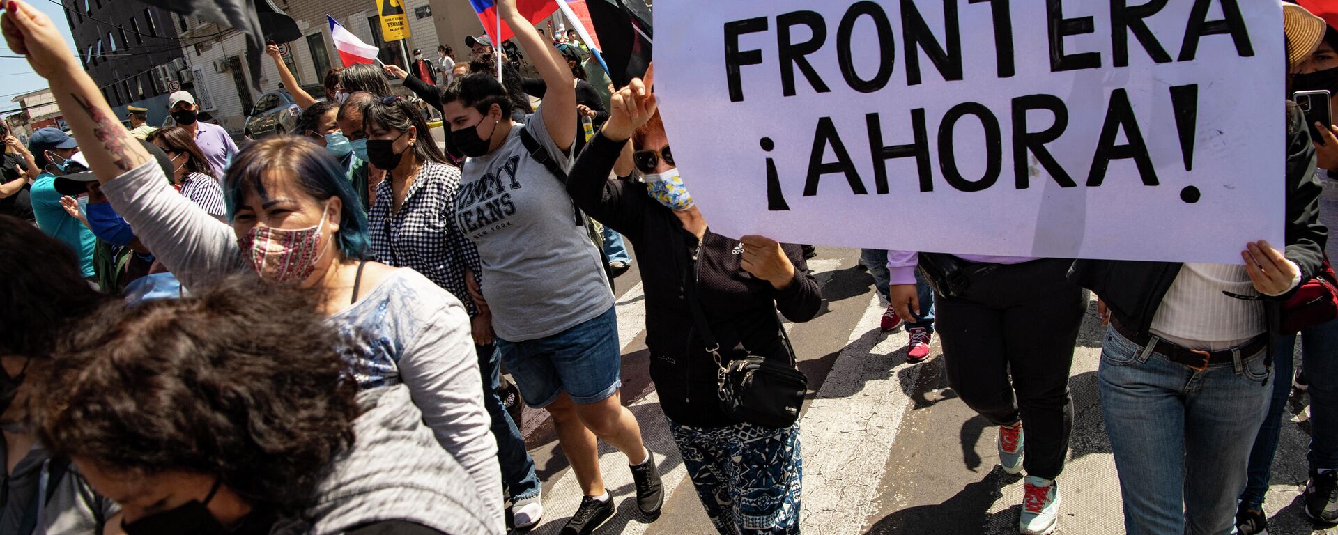 Chilenos protestando contra la migración irregular en Iquique, Chile Chilenos protestando contra la migración irregular en Iquique, Chile - Sputnik Mundo, 1920, 26.09.2021