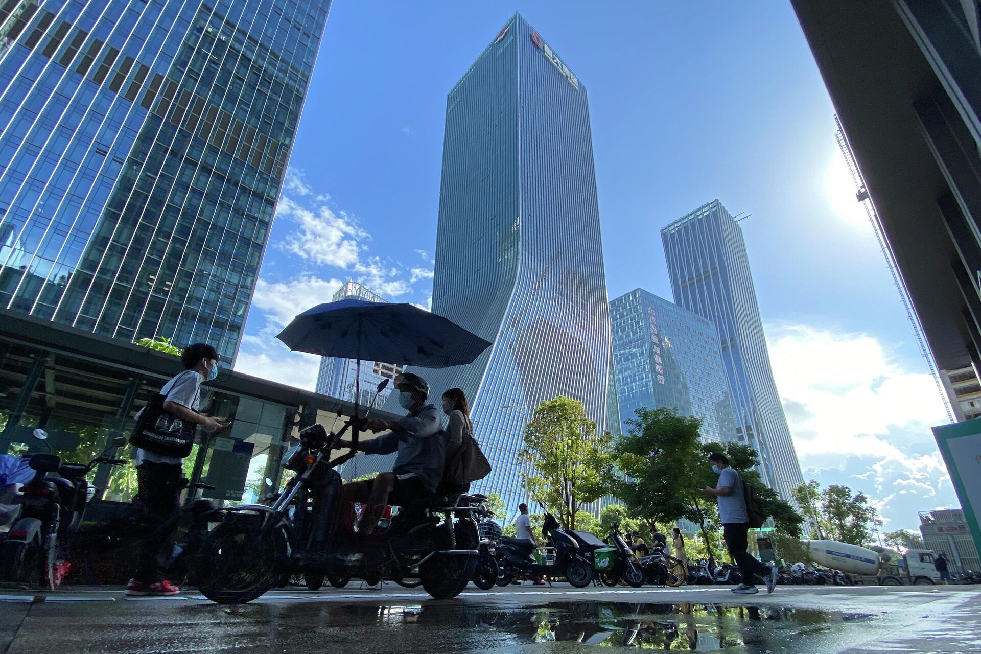 Protesta frente a la sede de Evergrande en Shenzhen (China), el 23 de septiembre del 2021 - Sputnik Mundo, 1920, 09.04.2023