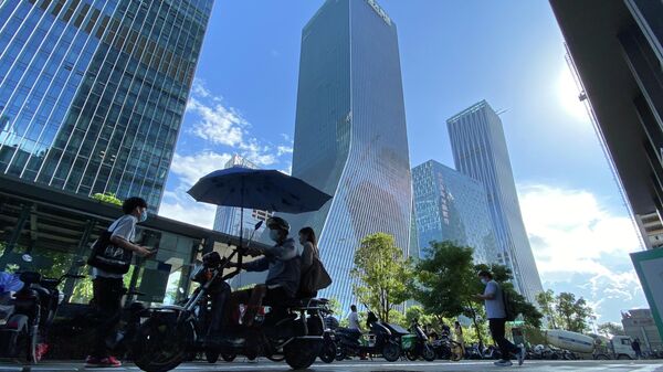 Protesta frente a la sede de Evergrande en Shenzhen (China), el 23 de septiembre del 2021 - Sputnik Mundo