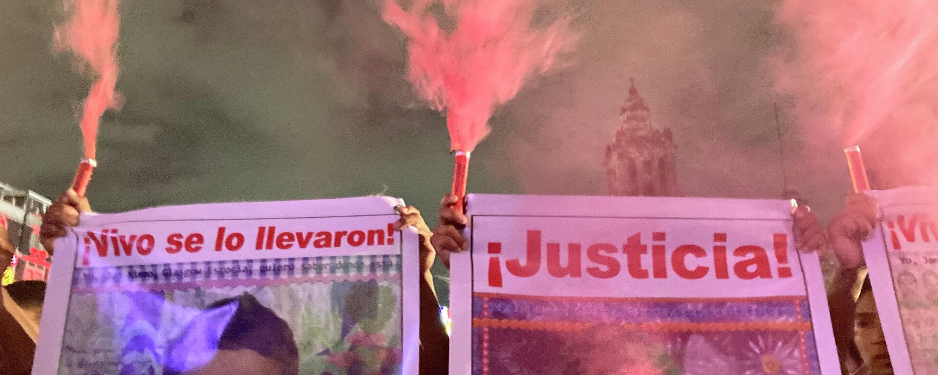 Manifestación por el séptimo aniversario de la desaparición de los 43 estudiantes de Ayotzinapa - Sputnik Mundo, 1920, 14.09.2022