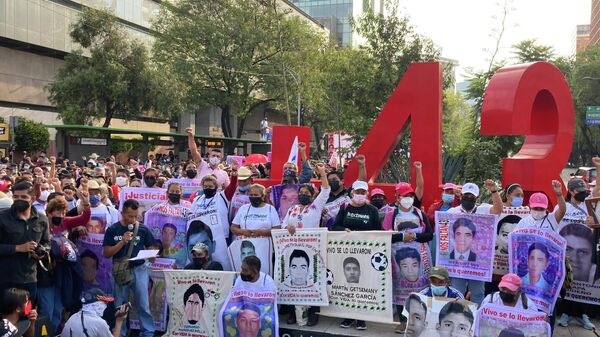 Manifestación por el séptimo aniversario de la desaparición de los 43 estudiantes de Ayotzinapa - Sputnik Mundo