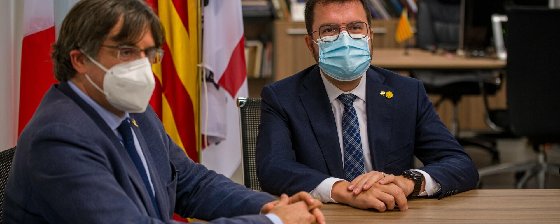 El expresidente de la Generalitat Carles Puigdemont (i) y el actual presidente, Pere Aragonès (d) - Sputnik Mundo, 1920, 27.09.2021
