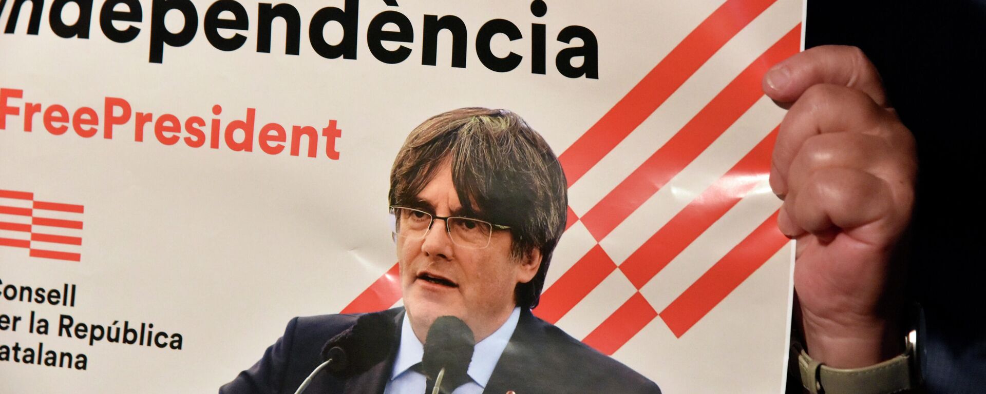 Una mujer sostiene una pancarta durante una concentración en apoyo al vicepresidente de la Generalitat, Carles Puigdemont, en la plaza de San Jaume de Barcelona - Sputnik Mundo, 1920, 27.09.2021