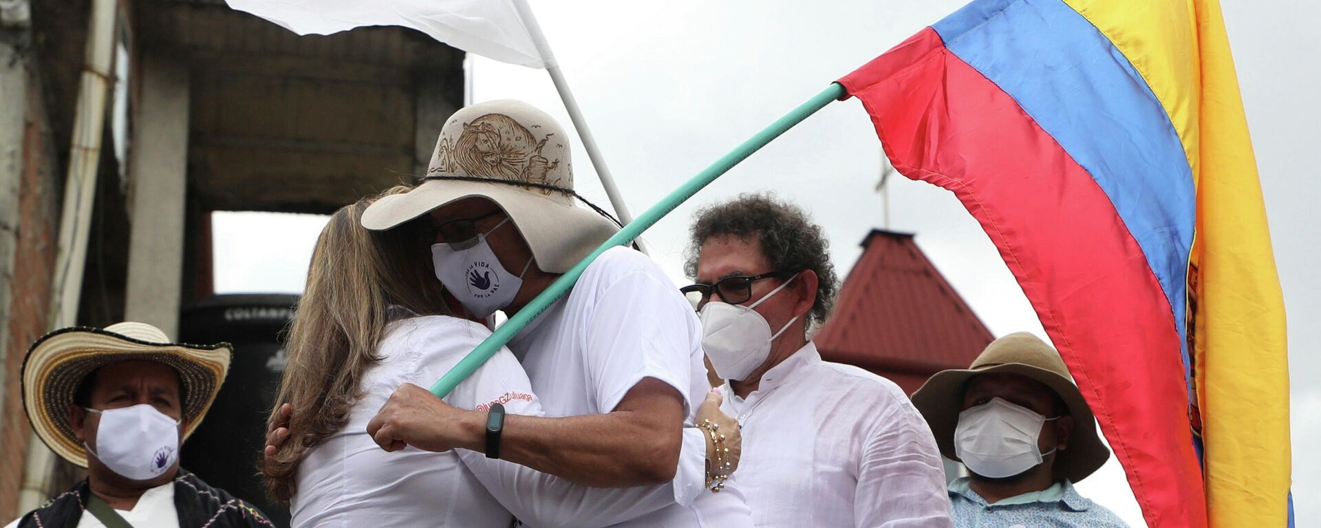 Rodrigo Granda, integrante del partido político FARC y excombatiente, se abraza con la familia de una víctima de la guerrilla en 2020 Rodrigo Granda, integrante del partido político FARC y excombatiente, se abraza con la familia de una víctima de la guerrilla en 2020 - Sputnik Mundo, 1920, 27.09.2021