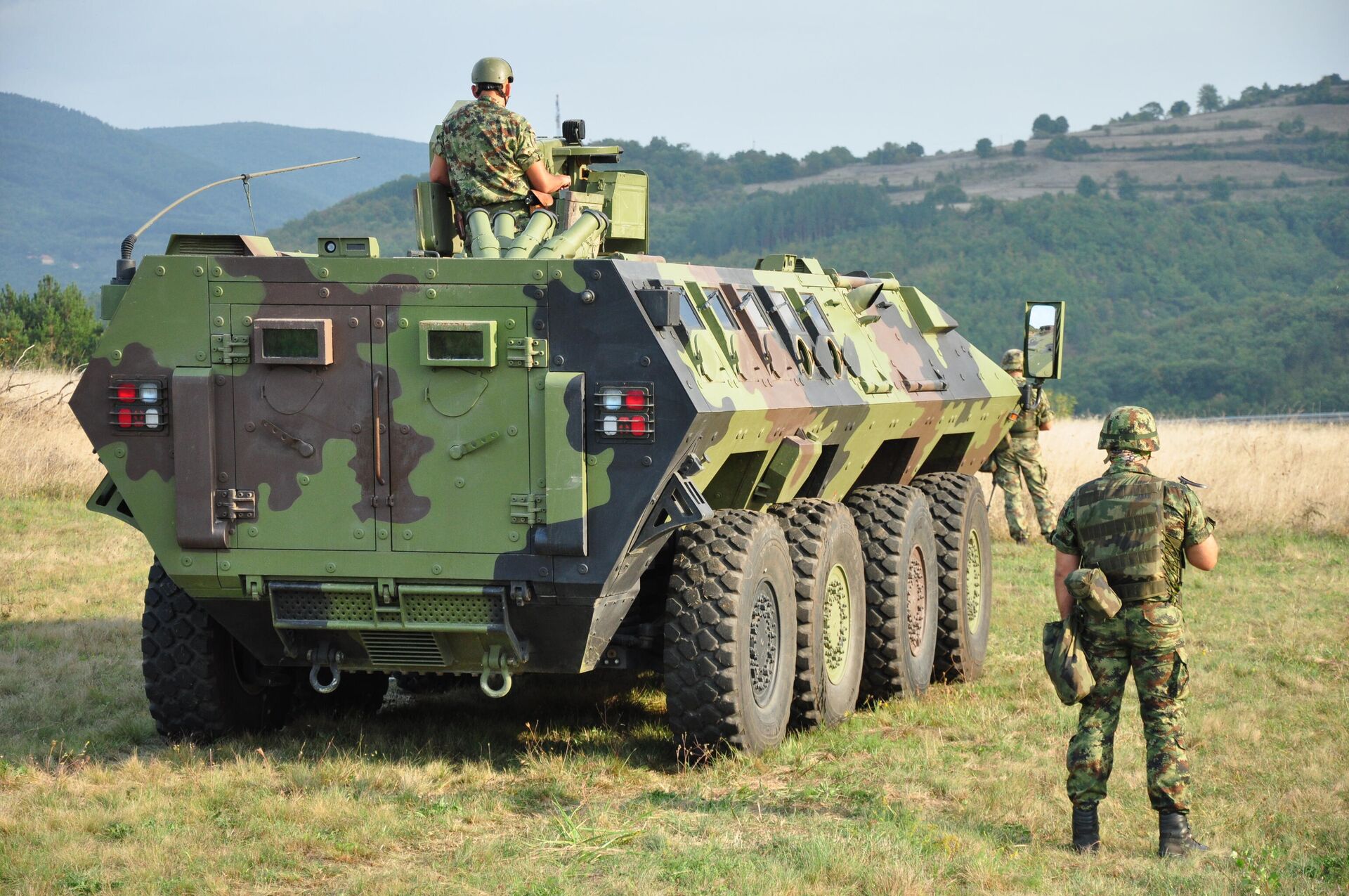 Soldados y blindados del Ejército de Serbia en la frontera con Kosovo, el 27 de septiembre del 2021 Soldados y blindados del Ejército de Serbia en la frontera con Kosovo, el 27 de septiembre del 2021 - Sputnik Mundo, 1920, 27.09.2021