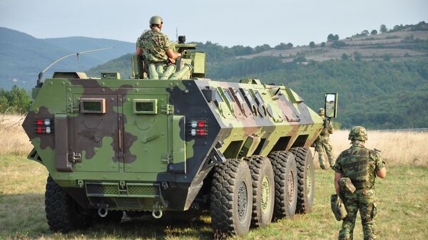 Soldados y blindados del Ejército de Serbia en la frontera con Kosovo (archivo) - Sputnik Mundo