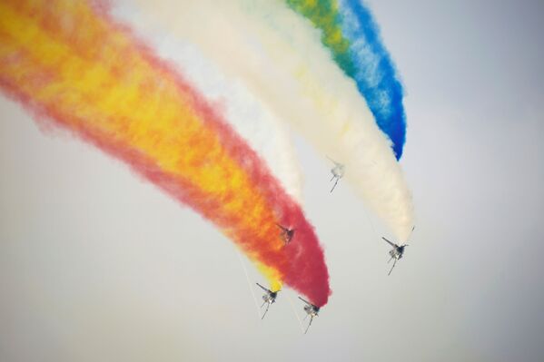 Ba Yi, o 1 de Agosto en español, es otro equipo acrobático que participa en el evento. Al igual que los Red Falcons, también pertenece a la Fuerza Aérea china.   - Sputnik Mundo