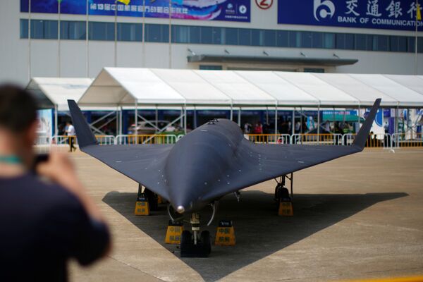 En el evento también fue presentada una nueva serie de drones Feihong, que incluye un helicóptero, cohetes portadores y aeronave de ala fija furtiva.El Salón Aeroespacial de Zhuhai es una de las primeras oportunidades para ver de cerca el dron de gran altitud WZ-8. - Sputnik Mundo