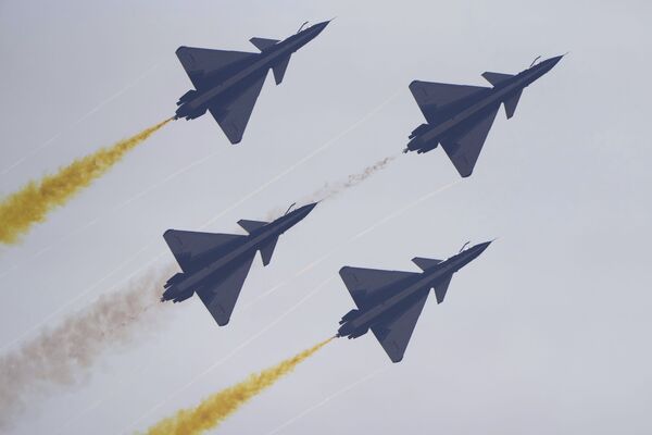 Los cazas J-10 del grupo acrobático 1 de Agosto vuelan en formación cerrada durante el Salón Aeroespacial de Zhuhai.  - Sputnik Mundo