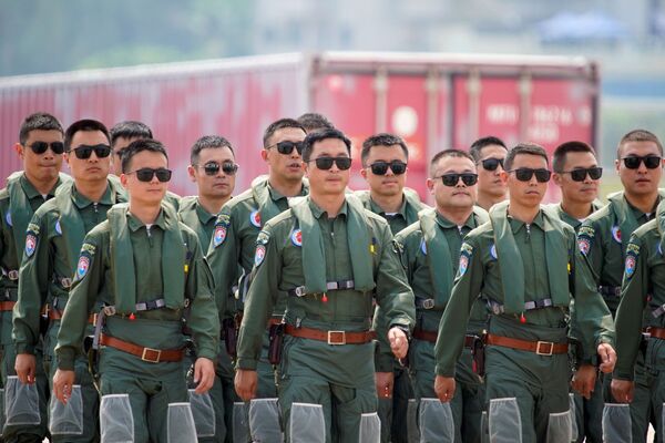 Miembros del equipo acrobático chino Red Falcon asisten a un evento en el marco del Salón Aeroespacial de Zhuhai. - Sputnik Mundo