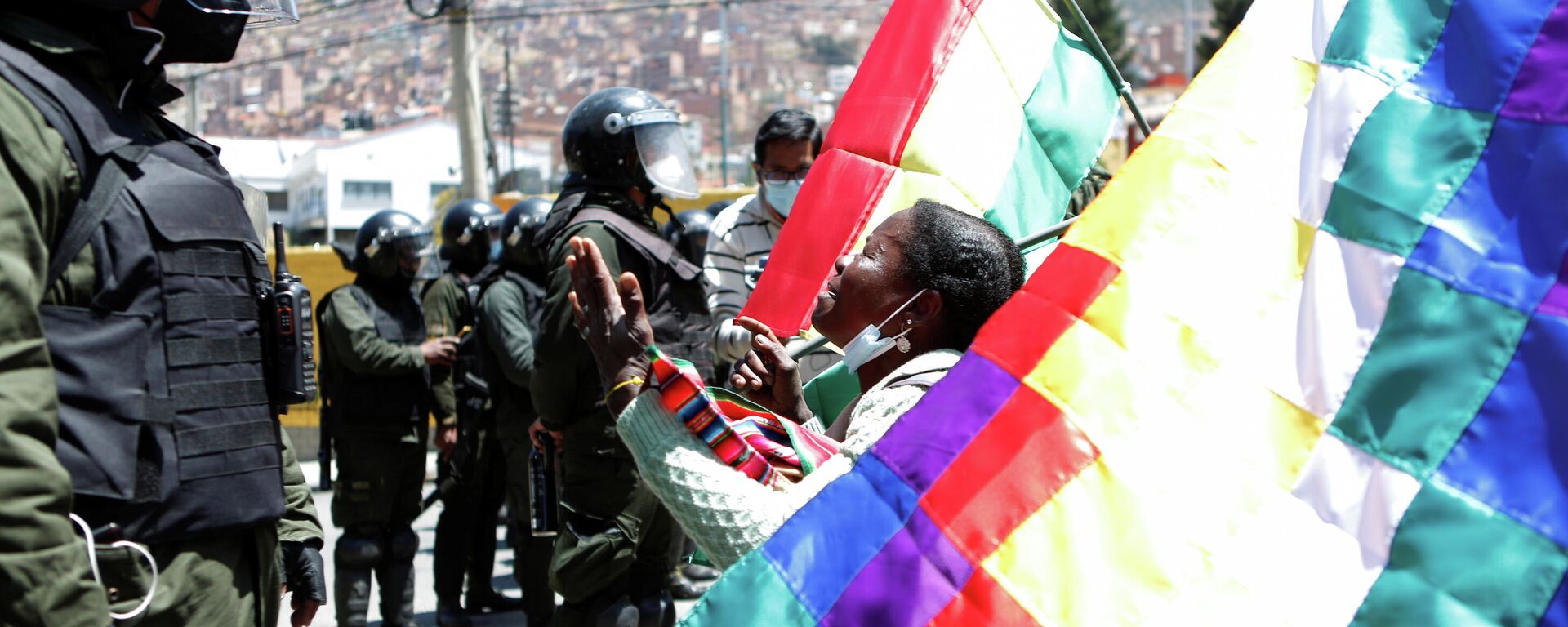 Productores de coca de Yungas protestan frente a efectivos de la Policía - Sputnik Mundo, 1920, 29.09.2021