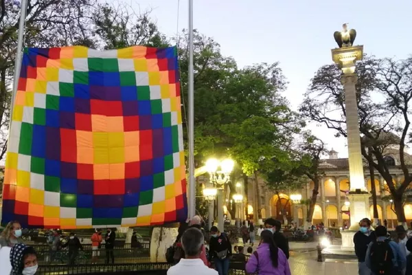 Acto de desagravio a la wiphala en Bolivia Acto de desagravio a la wiphala en Bolivia - Sputnik Mundo