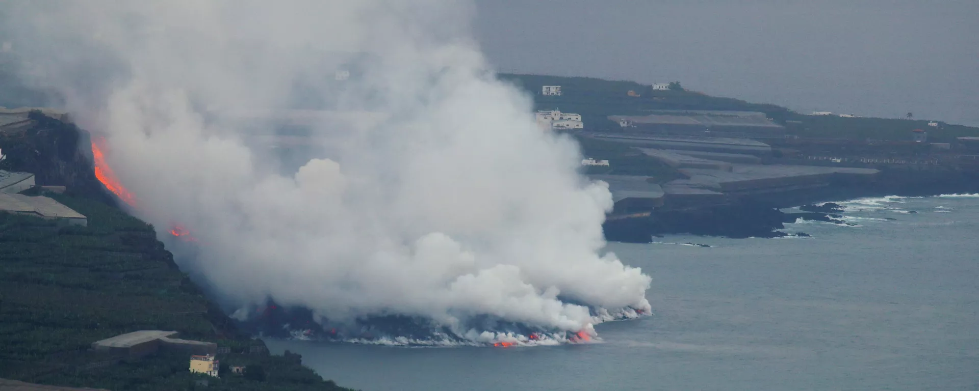 La lava fluye hacia el mar luego de la erupción del volcán en la isla canaria de La Palma, España, el 29 de septiembre de 2021 La lava fluye hacia el mar luego de la erupción del volcán en la isla canaria de La Palma, España, el 29 de septiembre de 2021 - Sputnik Mundo, 1920, 29.09.2021