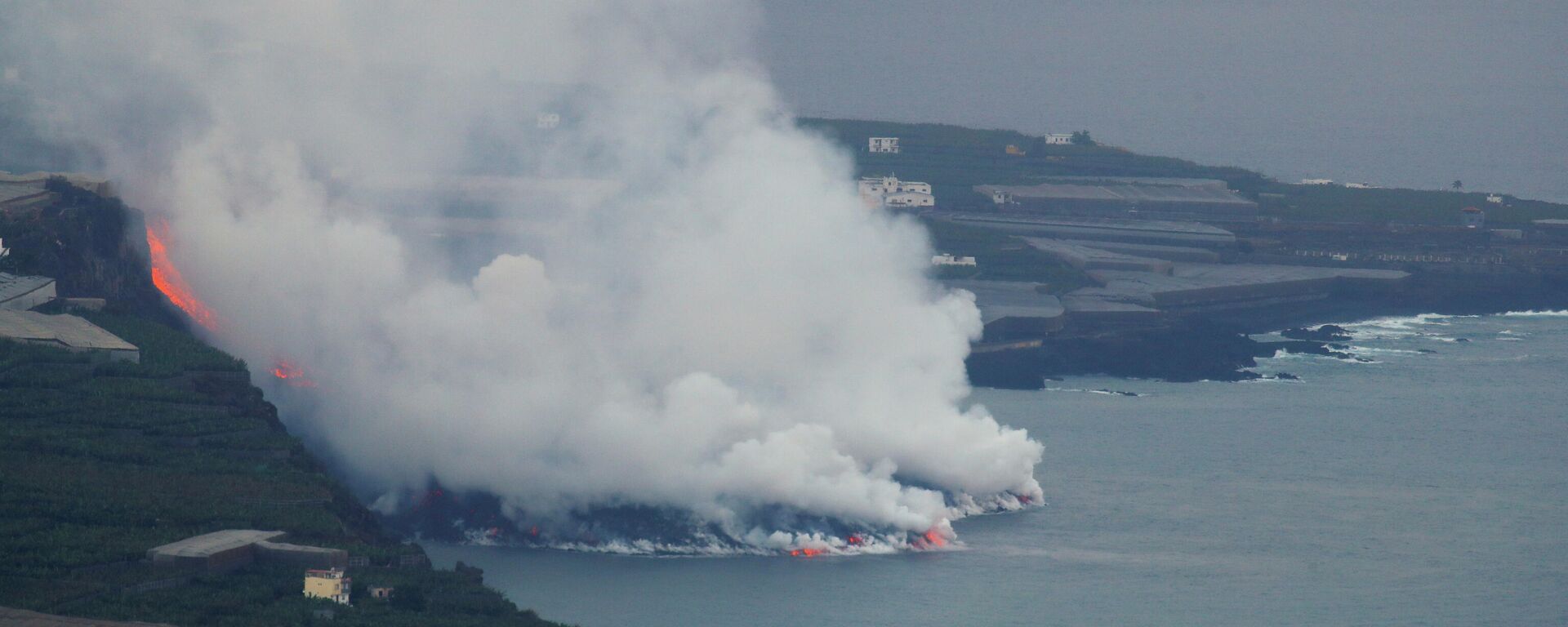 La lava fluye hacia el mar luego de la erupción del volcán en la isla canaria de La Palma, España, el 29 de septiembre de 2021 - Sputnik Mundo, 1920, 29.09.2021