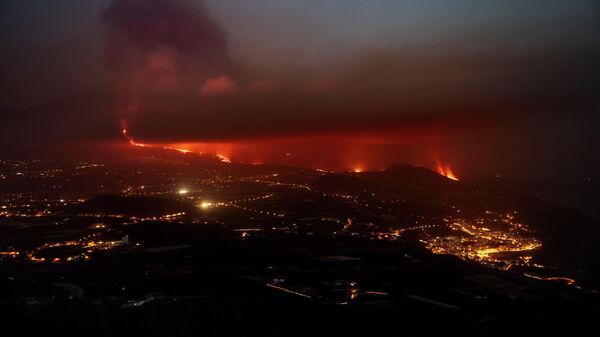 Vista aérea de la columna de humo y lava del volcán de Cumbre Vieja a su llegada al Océano Atlántico, a 28 de septiembre de 2021, en La Palma, Santa Cruz de Tenerife, Islas Canarias, (España) - Sputnik Mundo