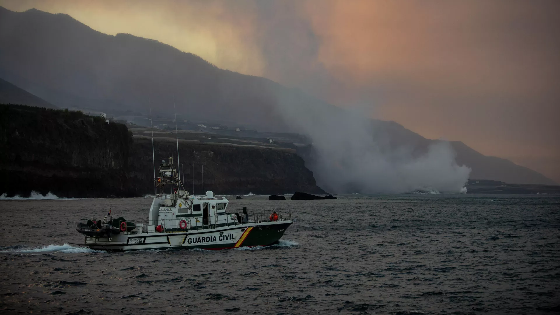 Columna de vapor de agua al entrar en contacto la lava con las aguas