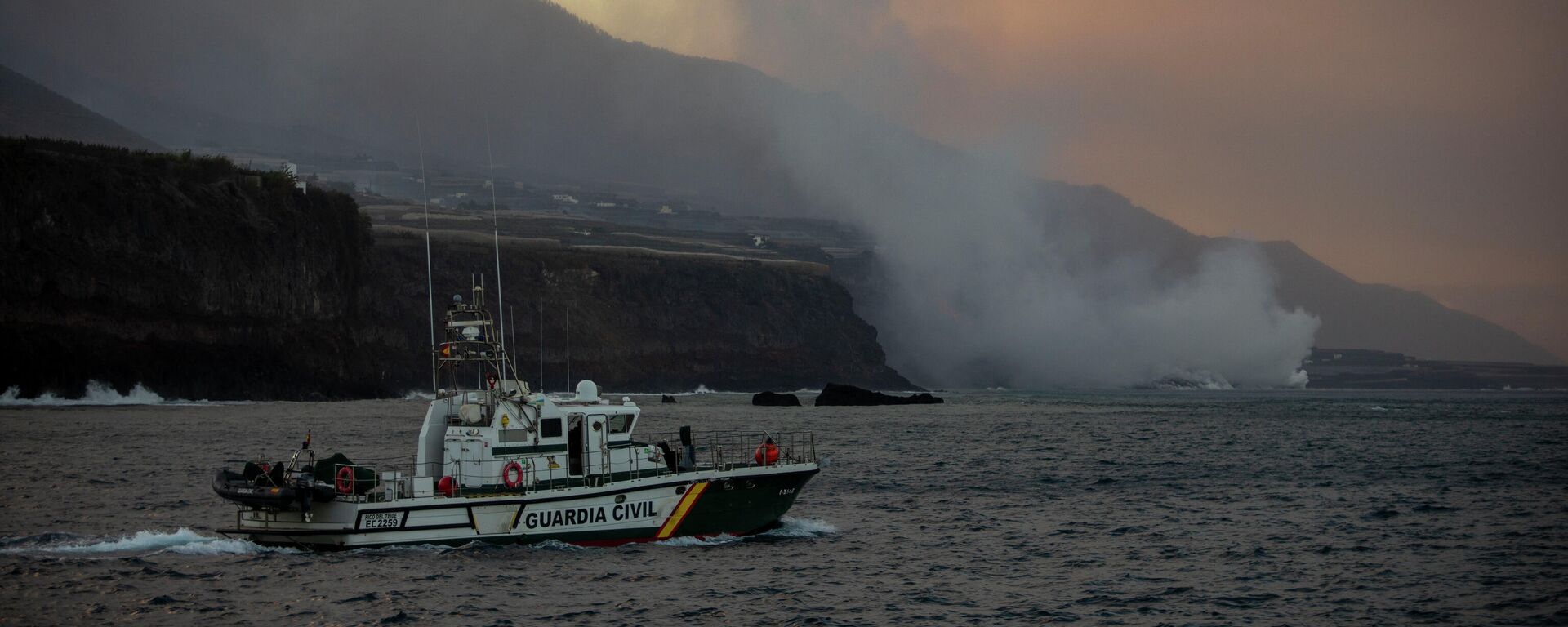 Columna de vapor de agua al entrar en contacto la lava con las aguas - Sputnik Mundo, 1920, 29.09.2021