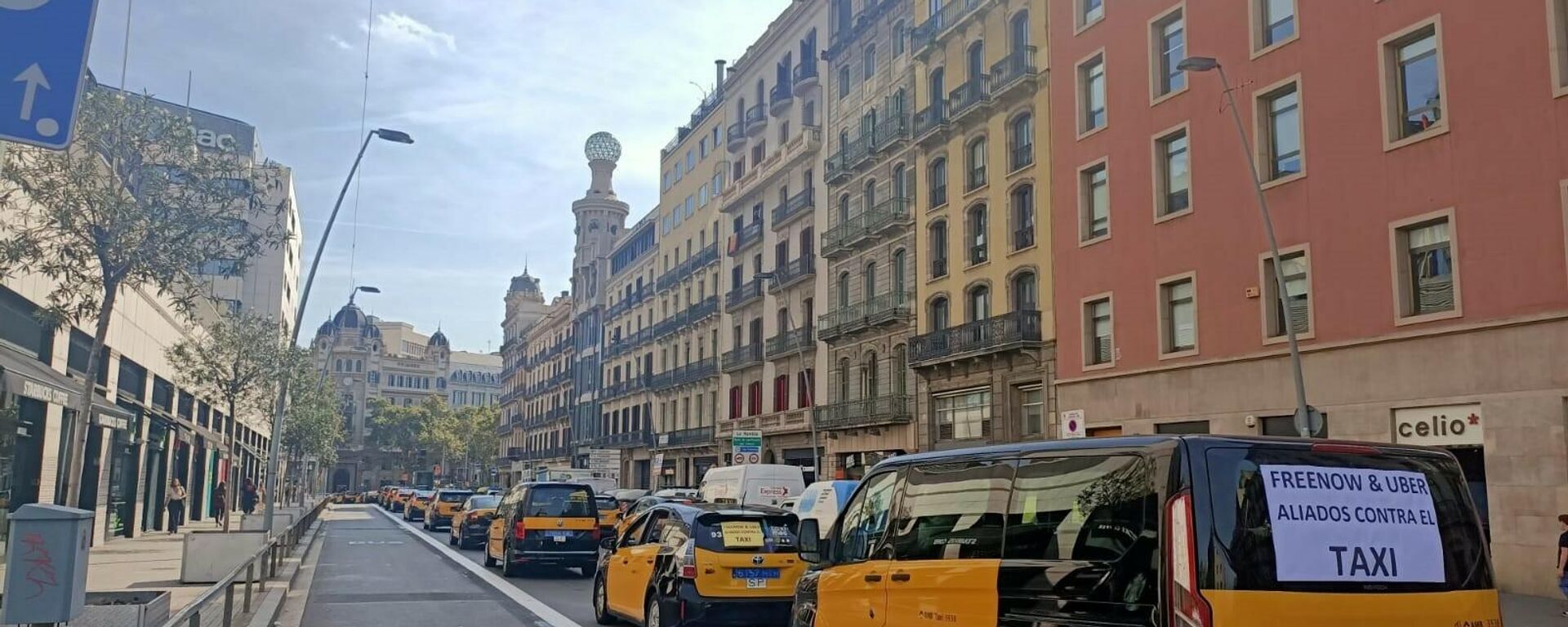 Taxistas protestan en Barcelona con una marcha lenta - Sputnik Mundo, 1920, 29.09.2021