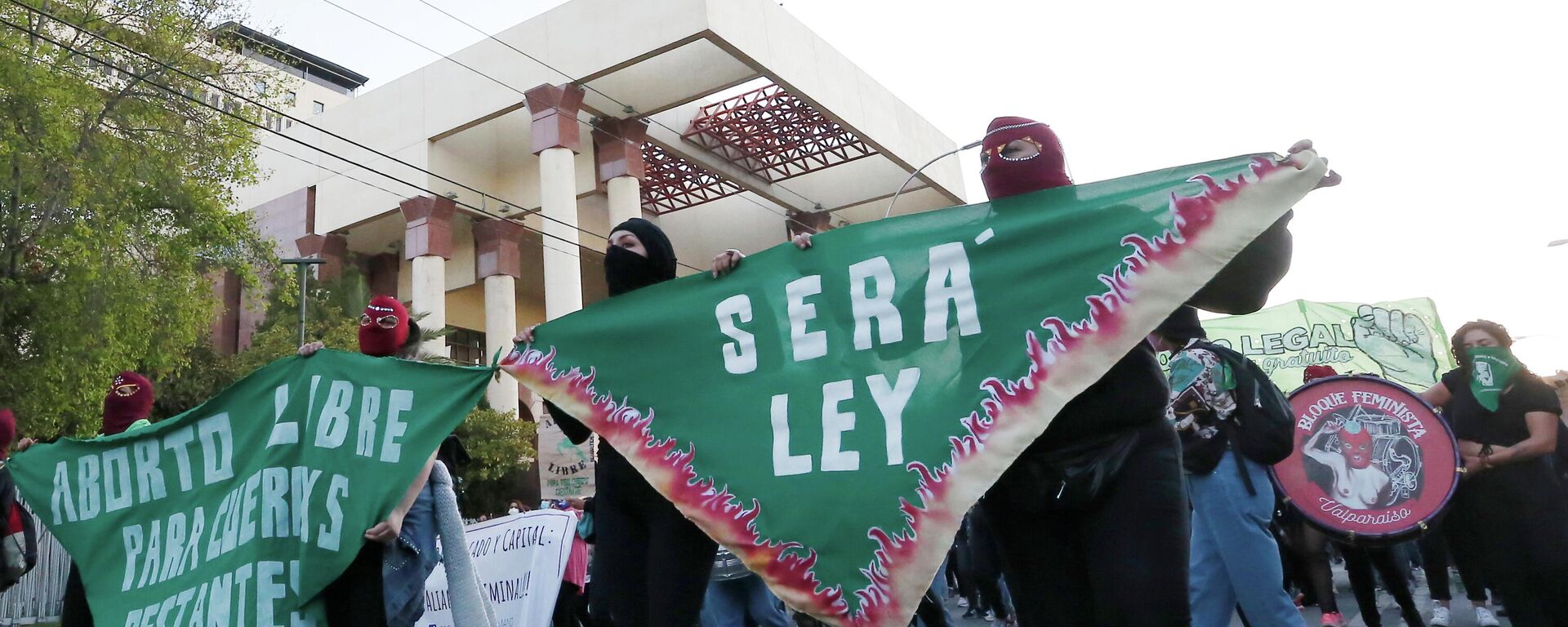 Activistas a favor del aborto frente al Congreso, en Valparaíso, Chile, el 28 de septiembre de 2021 - Sputnik Mundo, 1920, 29.09.2021