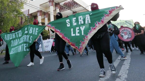 Activistas a favor del aborto frente al Congreso, en Valparaíso, Chile, el 28 de septiembre de 2021 - Sputnik Mundo