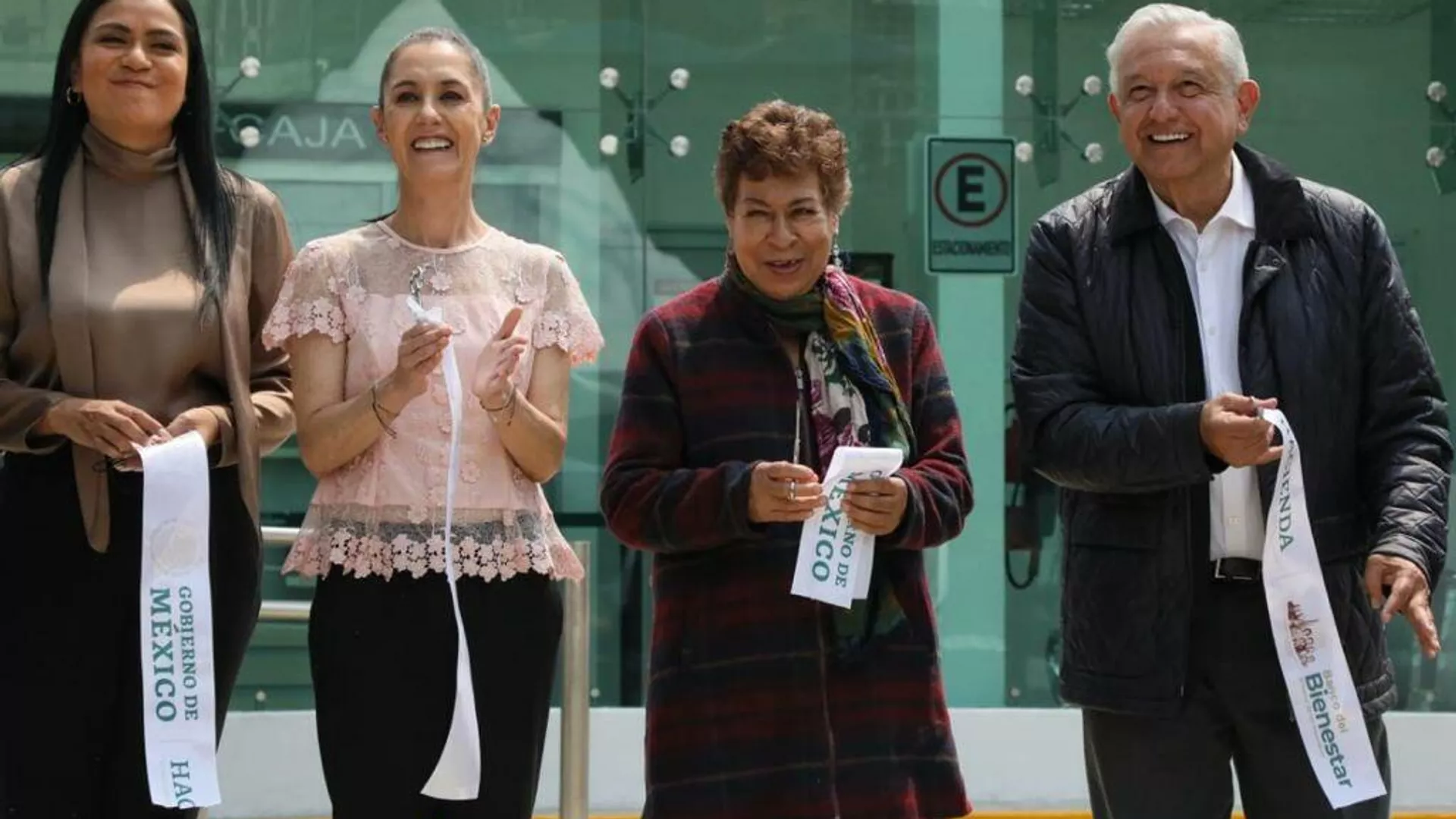 El presidente de México, Andrés Manuel López Obrador, inauguró sucursal del Banco de Bienestar, acompañado de la jefa de gobierno de la Ciudad de México, Claudia Sheinbaum