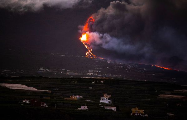 Hasta hace poco, la isla de La Palma se consideraba un lugar paradisíaco, pero hoy en día se convirtió en un desastre medioambiental. La lava fundida ya ha llegado hasta el océano Atlántico. La colisión del magma y el agua salada ha generado una serie de explosiones y una espesa niebla acre de vapor y diminutas partículas de ceniza que se cierne sobre las Canarias. - Sputnik Mundo