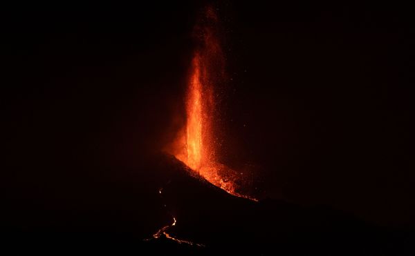El volcán actúa de forma imprevisible, con su lava entrando y saliendo de control. La nube venenosa se extiende poco a poco sobre el continente. - Sputnik Mundo