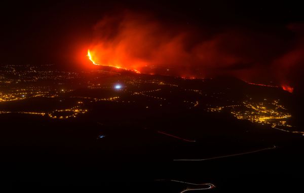 Los expertos del Instituto Español de Oceanología informan que el flujo de lava que se desprende de la roca ha formado una pirámide en el agua. La pirámide ha alcanzado ya una altura de 50 metros y sigue creciendo. - Sputnik Mundo