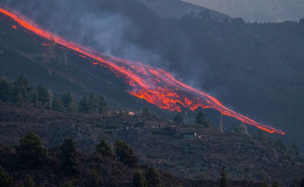 Las autoridades locales han reforzado las medidas de seguridad. A los habitantes se les prohíbe salir a las calles. Al mismo tiempo, viajar por la isla es ahora casi imposible, ya que las carreteras están llenas de rocas recalentadas. Los tejados de las casas se derriten por el calor. - Sputnik Mundo